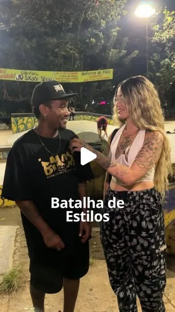 Lírios entrevista um b-boy na pista de skate durante a Batalha de Estilos