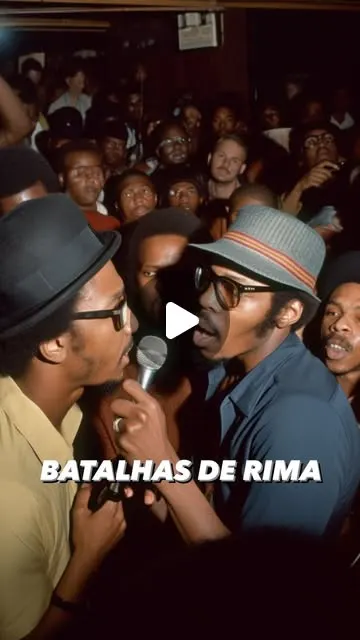 Dois MCs frente a frente de microfone em uma batalha de rima