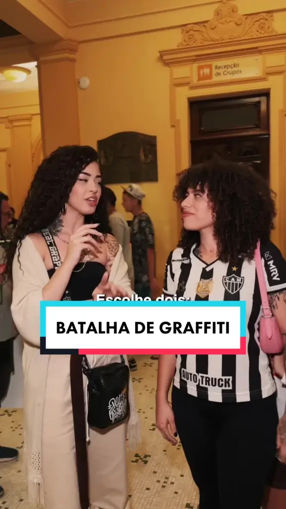 Lírios entrevista o público em uma batalha de graffiti
