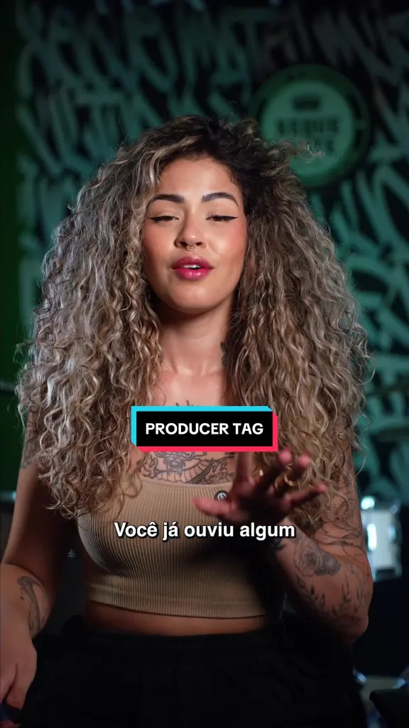 Lírios explica producer tags em estúdio